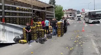 Tırdan yola onlarca kasa limon savruldu, sürücünün yardımına vatandaşlar koştu