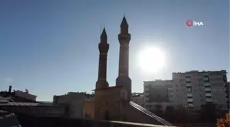 37 buçuk metre yükseklikteki kapının Anadolu'da eşi benzeri yok