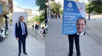 DEVA Partisi Gaziantep'te afiş yasağını böyle deldi: İl başkanı afişleri sırtına asarak sokak sokak gezdi