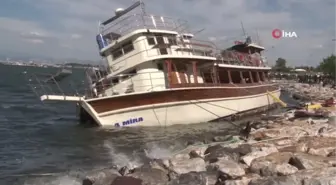 İzmir'de şiddetli rüzgar tekne devirdi