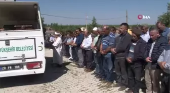 Tır kazasında hayatını kaybeden aile son yolculuklarına uğurlandı