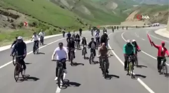 Yüksekova'da İran sınırına 50 bisikletle yol aldılar