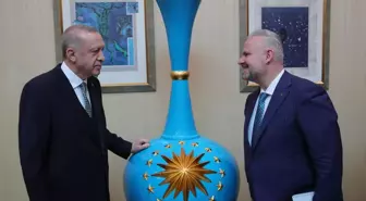 Menemenli çömlek ustası, Cumhurbaşkanı Erdoğan'a vazo hediye etti