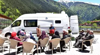 Köyleri gezerek üretici kadınlara organik tarım eğitimi veriyor