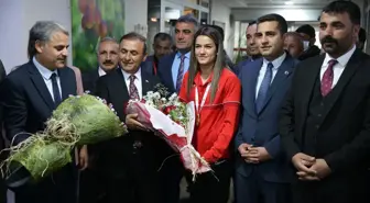 Dünya şampiyonu milli boksör Hatice Akbaş, memleketi Malatya'da coşkuyla karşılandı Açıklaması