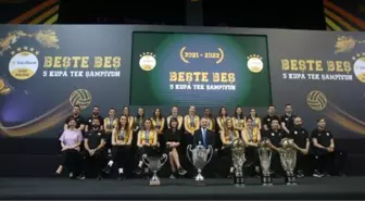 Sezonu 5 kupa ile kapatan VakıfBank, basınla buluştu