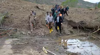 Erzurum'da heyelan nedeniyle 2 işçi yaralandı, 10 ev boşaltıldı... Vali Memiş heyelan bölgesine iş makinasının kepçesiyle taşındı