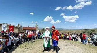 Türk Kızılay Kırıkkale Şubesi çocuklar ile bir araya gelerek Dinek dağında uçurtma şenliği düzenledi