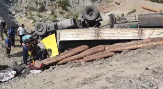 Antalya'da devrilen tomruk yüklü tırın sürücüsü yaralandı