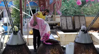 İran'ın 'gül ve gül suyu başkenti' Kemser'de geleneksel yöntemle üretim sürüyor