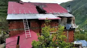 Köy evinde çıkan yangında piknik tüpü patladı, ev kullanılamaz hale geldi