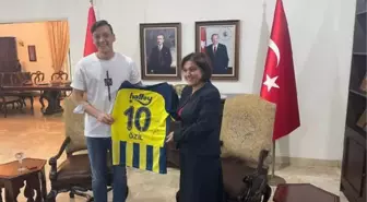 Mesut Özil, T.C. Cakarta Büyükelçiliği'ni ziyaret etti