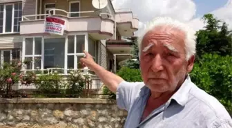 Oğluna oturduğu villayı sattırmak istemeyen adam, balkona astığı pankartla dikkat çekti