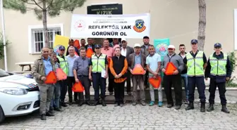 Traktör şoförlerine kurallar anlatıldı, ardından römorklara reflektör takıldı