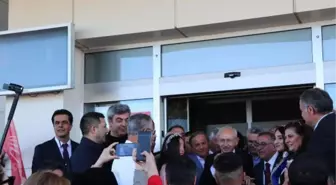 Van'a gelen Kılıçdaroğlu eski bir gelenek olan ekmek, su ve tuzla karşılandı