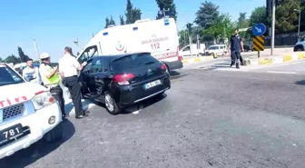 Yalova'da hasta taşıyan ambulans ile otomobil çarpıştı