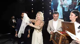 Nisan ayında evlenen Seda Sayan'a konser verdiği sahnede çeyiz sandığı hediye edildi