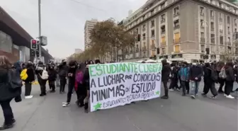 Şili'de öğrenciler protesto düzenledi