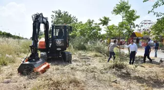 Akhisar Belediyesi'nin Araç Makine Parkı Genişliyor: Çok Fonksiyonlu Ekskavatör Çalışmaya Başladı