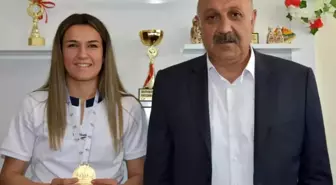 Başkan Zelyurt'dan Boks Şampiyonu Akbaş'a tebrik