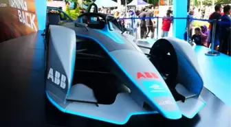 Formula E araçlarının kopyaları yarışma öncesi Cakarta'da sergilendi