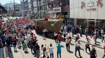 Karadan yürütülen gemi görenleri şaşkına çevirdi