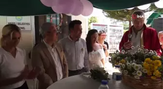 Annelerinin tezgah açtığı pazarda nikah kıydırdılar