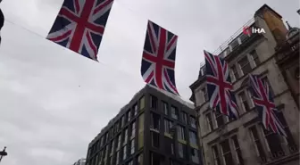 Kraliçe Elizabeth'in tahttaki 70'inci yıldönümü için Londra sokakları bayraklarla donatıldı