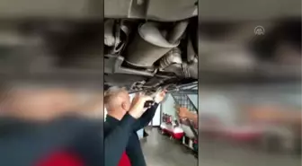 Otomobilin motoruna giren yılan itfaiye ekiplerince çıkarıldı