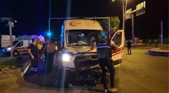 Ambulansla otomobil çarpıştı: 3 yaralı