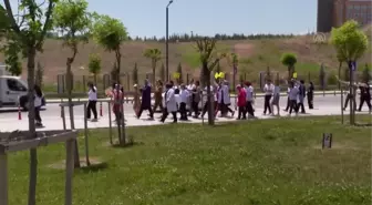 Sağlık çalışanları, tütün kullanımının zararlarına dikkati çekmek için yürüdü