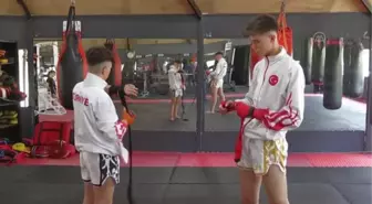 AFYONKARAHİSAR - Tekvando ve kick boks şampiyonu baba, oğullarını organizasyonlara hazırlıyor