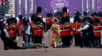 İngiltere'de Kraliçe Elizabeth için düzenlenen törene protestocular damga vurdu