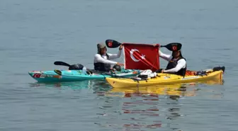 'Milli Mücadele Yolu'nu kanoyla geçen sporcular Sakarya'da mola verdi