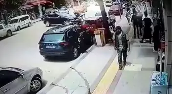 Motosikletlinin yola fırladığı kaza kamerada