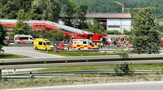 Almanya'da öğrencileri taşıyan tren raydan çıktı: 3 ölü, 60 yaralı