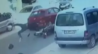 Otomobille çarpışan motosikletli ağır yaralandı; kaza kamerada