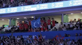 Türkiye-Çin voleybol maçında Doğu Türkistan bayrağı dalgalandı