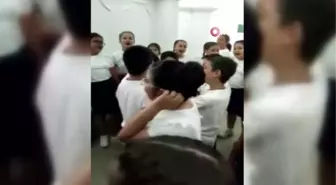 Konser iptal olunca, çocuklar şarkılarını kuliste söyledi