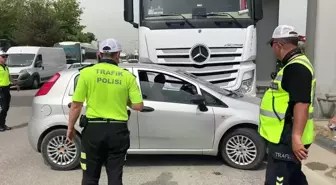 Tır sürücüsü fark etmediği otomobili metrelerce sürükledi