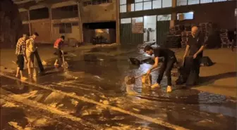 Diyarbakır'da sıvı dolum makinesi basınçla taştı; 1 kilometrelik alana şekerli madde yayıldı