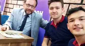 28 yıl önce mezun olduğu okulda yazdığı kitaplarını imzaladı