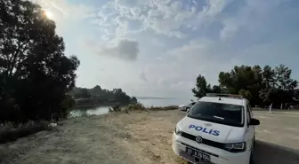 Adana'da köpeğe çarpmamak için sürücüsü manevra yapan otomobil göle düştü