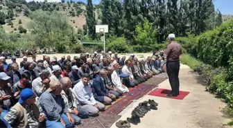 Aynı ilçede bazı köyleri sel basarken, bazı köyler ise yağmur duasına çıktı