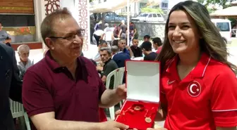 Dünya şampiyonu Akbaş'a bir altın da Başkan Kazgan'dan