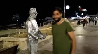 Ekmeğini hareket etmeyerek çıkartıyor