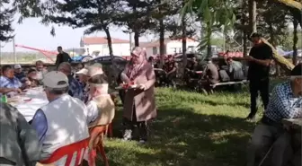 Eşinin yanında 5 yıldır kahvecilik yapan kadın köylünün takdirini topluyor