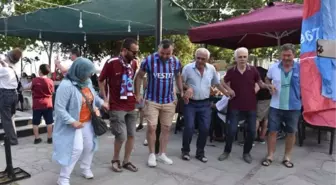 Fanatik çeşme, bordo-mavi renklere boyandı