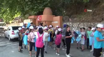 İlkokul öğrencileri çevre duyarlılığına dikkat çekmek için temizlik yaptı