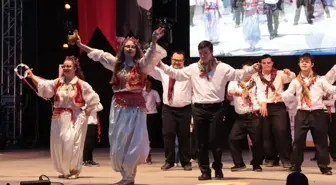Konak'ta 300 halk dansçısı Şenlikte sahne aldı